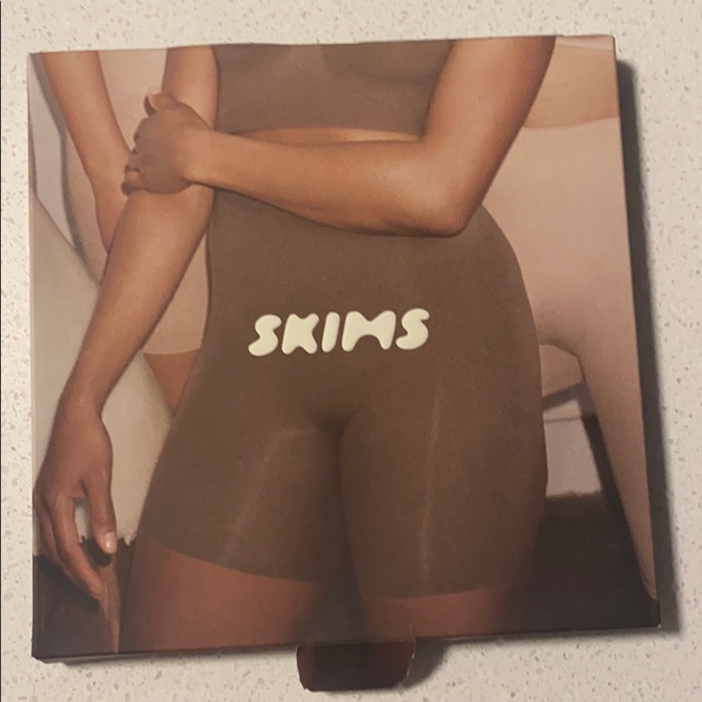 SKIMS Sculpting Short, Mid Thigh: ONYX (black)